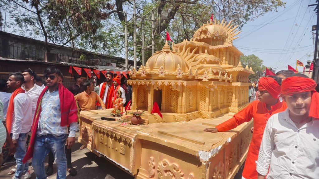 Photos : पलामू में हर्षोल्लास के साथ निकला रामनवमी का जुलूस, प्रचंड गर्मी भी नहीं कम कर सकी भक्तों का उत्साह 12 Whatsapp Image 2024 04 17 At 1.52.41 Pm 1