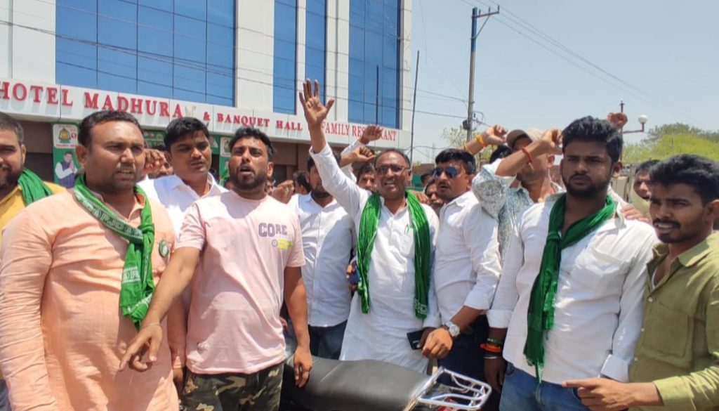 औरंगाबाद में Rjd प्रत्याशी अभय कुशवाहा के कार्यालय में छापेमारी, 50 हजार नकद बरामद 1 Whatsapp Image 2024 04 17 At 12.42.08 Pm