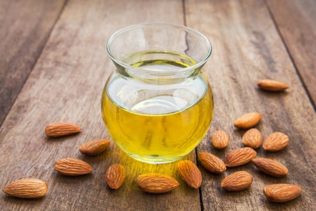 बच्चे की मालिश के लिए बेस्ट हैं ये 5 तेल, तंदुरुस्त बनेगा शरीर 3 Almond Oil
