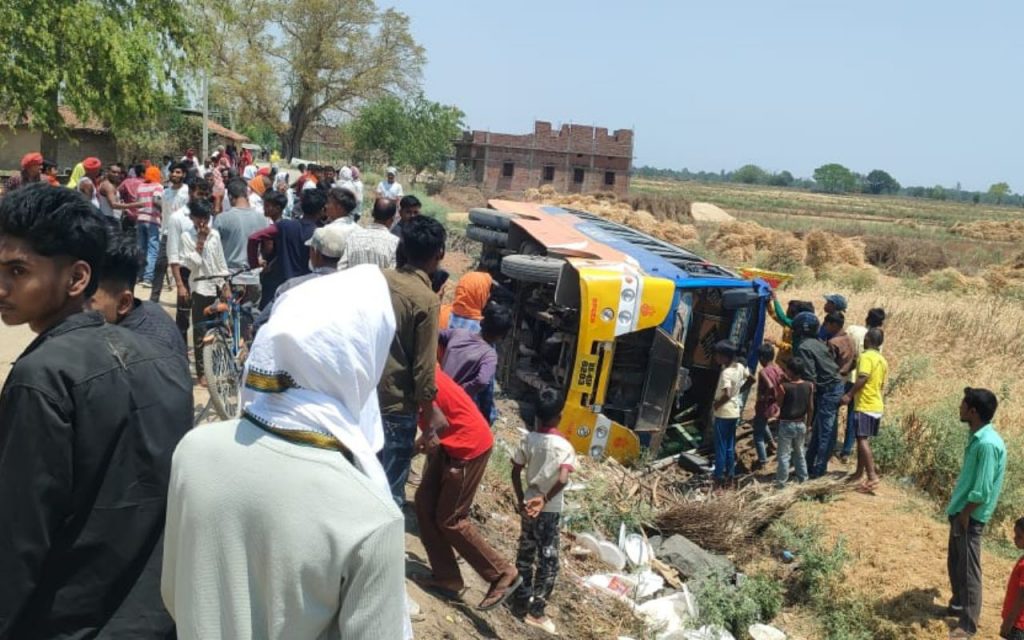 Bus Overturned In Palamu News 1