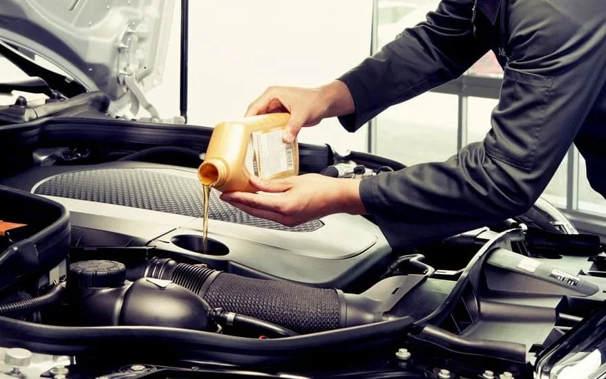 Car Servicing: लोकल मैकेनिक से कार सर्विसिंग कराना कितना सही, किन बातों का हो सकता है नुकसान 1 Engine Oil 5F62E5Daee