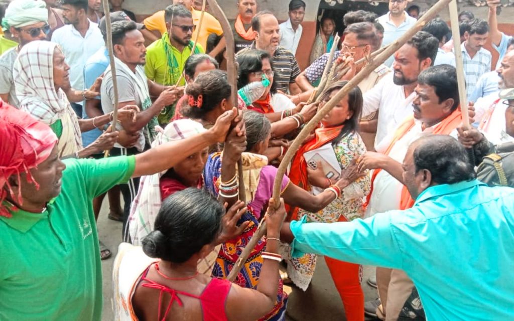 झारखंड : गम्हरिया में प्रचार करने पहुंचीं गीता कोड़ा, भाजपा-झामुमो कार्यकर्ताओं में झड़प, हरवे-हथियार से लैस थे कुछ लोग 1 Gamharia Bjp Jmm Clash News