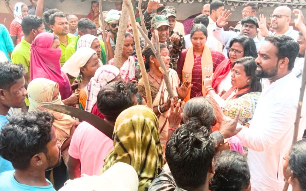 झारखंड : गम्हरिया में प्रचार करने पहुंचीं गीता कोड़ा, भाजपा-झामुमो कार्यकर्ताओं में झड़प, हरवे-हथियार से लैस थे कुछ लोग 2 Gamharia Bjp Jmm Clash News Jharkhand