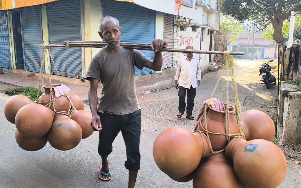 Weather Today: आसमान से बरस रही आग, गिरिडीह में बढ़ती गर्मी से जनजीवन अस्त-व्यस्त 3 Giridih News Jharkhand Weather Pitcher Sale On Rise