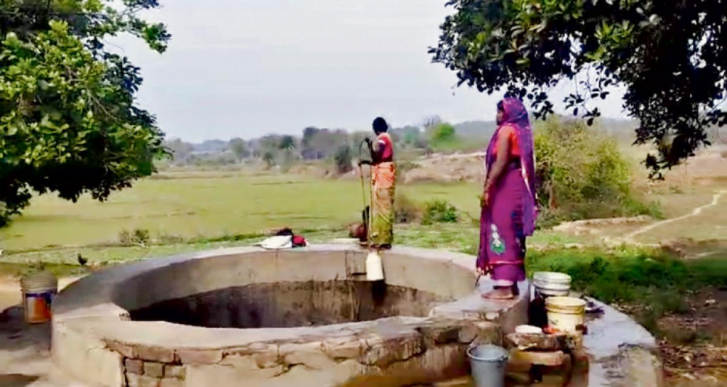 Jamui News: दहियारी के कई गांवों में न सड़क है न बिजली, बटिया स्थित प्रसिद्ध झुमराज मंदिर में श्रद्धालुओं के लिए आज भी सुविधाएं नहीं 1 Image 19