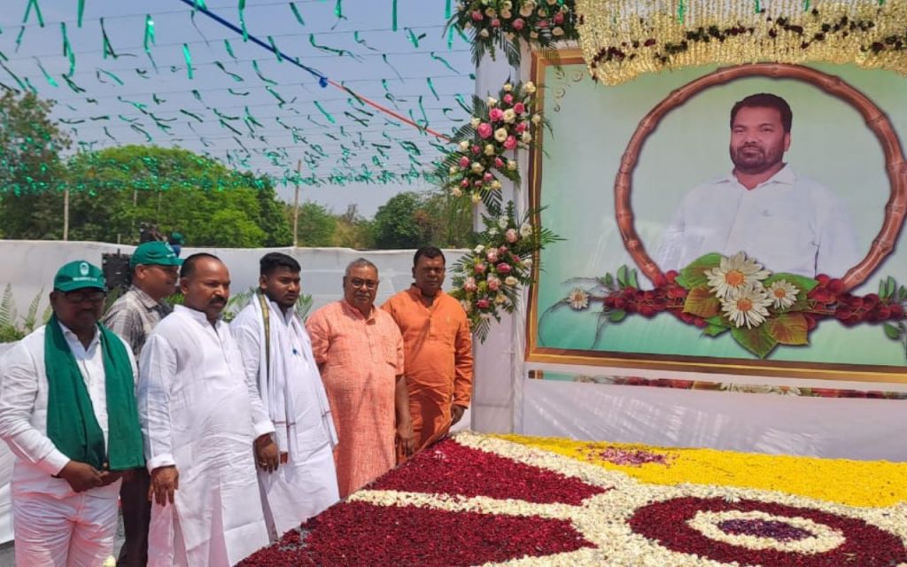 Photos: टाइगर जगरनाथ महतो को पहली पुण्यतिथि पर झारखंड ने ऐसे किया याद, सीएम चंपाई सोरेन, कल्पना सोरेन ने दी श्रद्धांजलि 4 Jagarnath Mahto Death Anniversary Photo 4