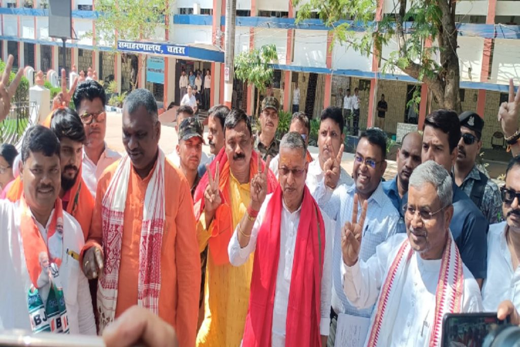 Photos: चतरा से भाजपा प्रत्याशी कालीचरण सिंह ने किया नामांकन, बाबूलाल बोले- पीएम मोदी का लक्ष्य होगा पूरा 2 Kalicharan 973