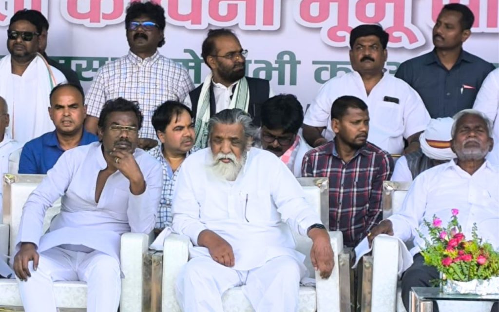 Photos: कल्पना सोरेन के गांडेय से नामांकन दाखिल करते ही गरमाई राजनीति, जनसभा में पहुंचे शिबू सोरेन 2 Kalpana Soren Jmm Nomination Rally Gandey Giridih 2