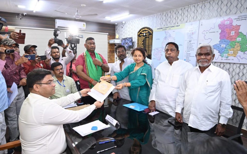 Photos: कल्पना सोरेन के गांडेय से नामांकन दाखिल करते ही गरमाई राजनीति, जनसभा में पहुंचे शिबू सोरेन 3 Kalpana Soren Jmm Nomination Rally Gandey Giridih 3