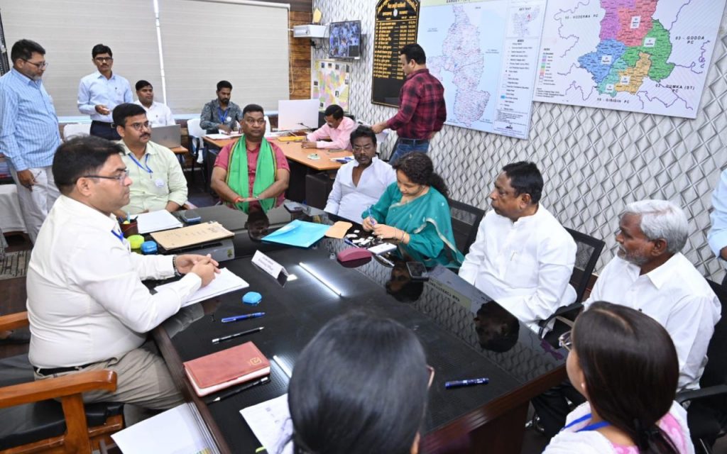 Photos: कल्पना सोरेन के गांडेय से नामांकन दाखिल करते ही गरमाई राजनीति, जनसभा में पहुंचे शिबू सोरेन 4 Kalpana Soren Jmm Nomination Rally Gandey Giridih 4
