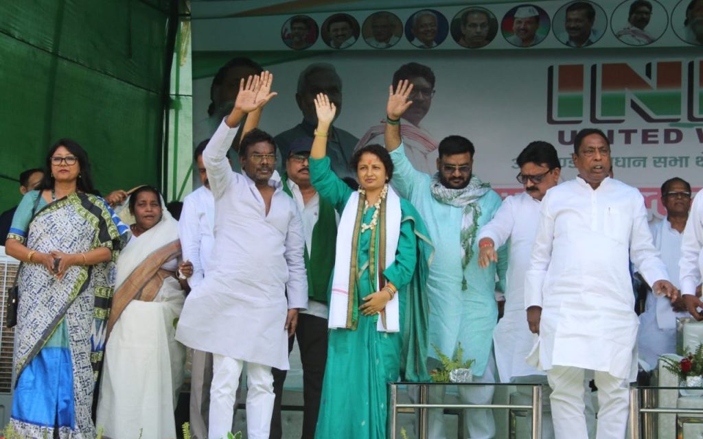 Photos: कल्पना सोरेन के गांडेय से नामांकन दाखिल करते ही गरमाई राजनीति, जनसभा में पहुंचे शिबू सोरेन 5 Kalpana Soren Jmm Nomination Rally Gandey Giridih 5