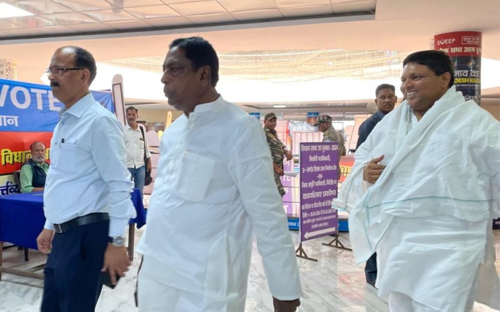Photos: कल्पना सोरेन के गांडेय से नामांकन दाखिल करते ही गरमाई राजनीति, जनसभा में पहुंचे शिबू सोरेन 6 Kalpana Soren Jmm Nomination Rally Gandey Giridih 6