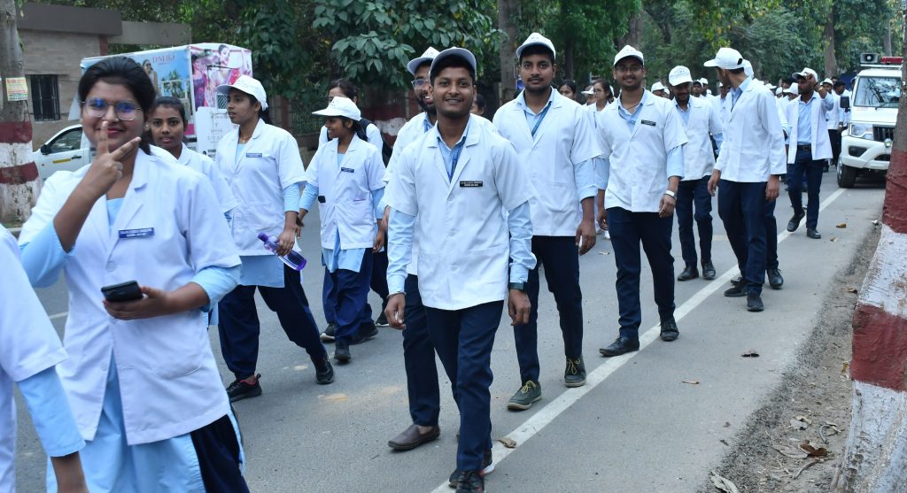 M 8 इंडियन मेडिकल एसोसिएशन के द्वारा हेल्थ वीक के तहत आज मेडिकल कॉलेज से निकाली गई रैली
