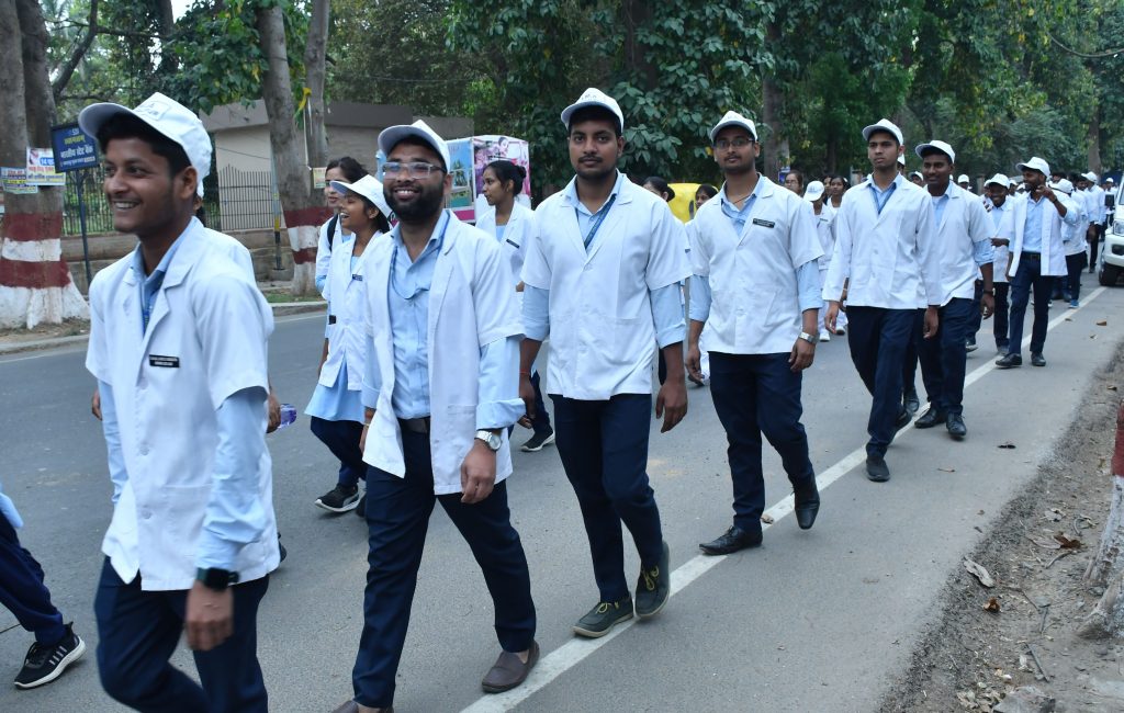 M 9 इंडियन मेडिकल एसोसिएशन के द्वारा हेल्थ वीक के तहत आज मेडिकल कॉलेज से निकाली गई रैली
