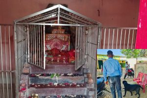 मां दुर्गे की अष्टधातु की मूर्ति चोरी होने के बाद पहुंची डॉग स्क्वॉड टीम