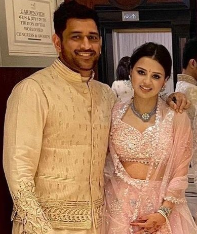 Dhoni का बल्ला इन पिचोंं पर क्यों चमका, मिट्टी का है खास कमाल 6 Ms-Dhoni-Marriage (1)