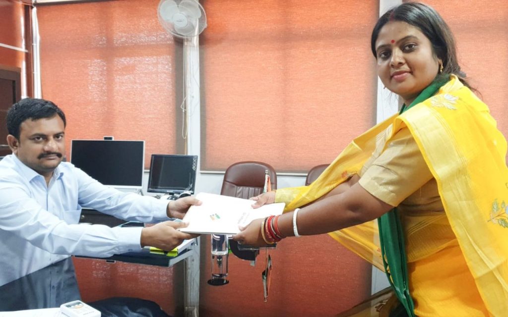 पलामू से इतने लोगों ने किया नामांकन, देखें वीडी राम, ममता भुइयां समेत अन्य उम्मीदवारों के Photos 3 Palamu Lok Sabha Chunav 2024 Mamata Bhuiyan Rjd Files Nomination 1