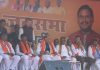 जनसभा को लेकर मंच पर उपस्थित रक्षा मंत्री राजनाथ सिंह