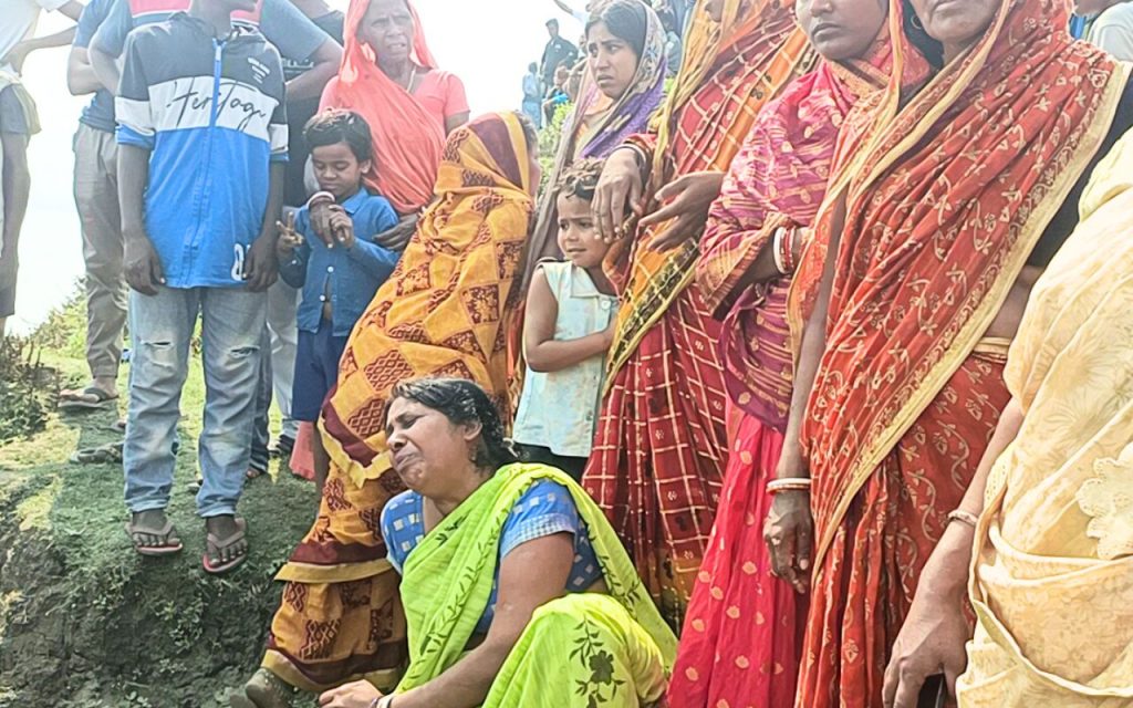 Photos: छठ महापर्व पर साहिबंगज में गंगा नदी में नहाने गया युवक डूबा, खोजबीन जारी 1 Sahibganj Ganga Youth Drowned Jharkhand News Today