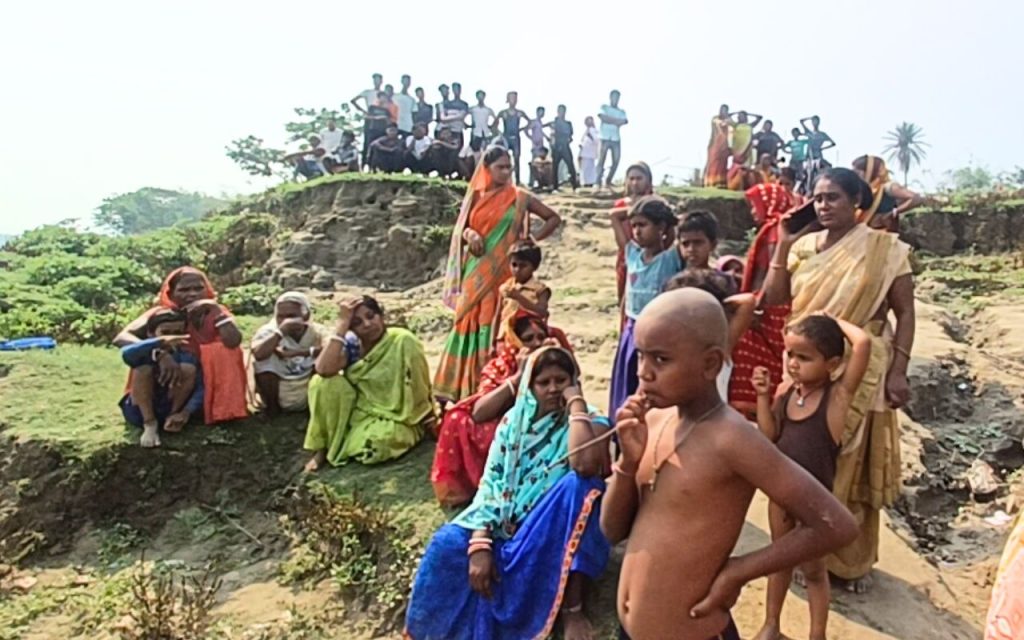 Photos: छठ महापर्व पर साहिबंगज में गंगा नदी में नहाने गया युवक डूबा, खोजबीन जारी 2 Sahibganj Ganga Youth Drowned Jharkhand Today