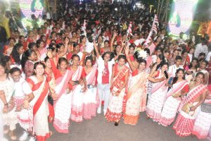 सरहुल के गीतों पर नृत्य करतीं महिलाएं व युवतियां