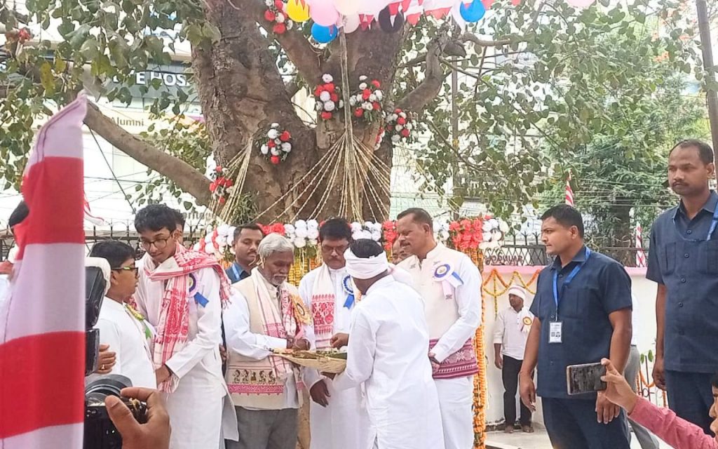 Photos: सरहुल पर आदिवासी हॉस्टल में झारखंड के सीएम चंपाई सोरेन का दिखा अलग अंदाज, आप भी देखें 2 Sarhul Puja Adivasi Hostel 1