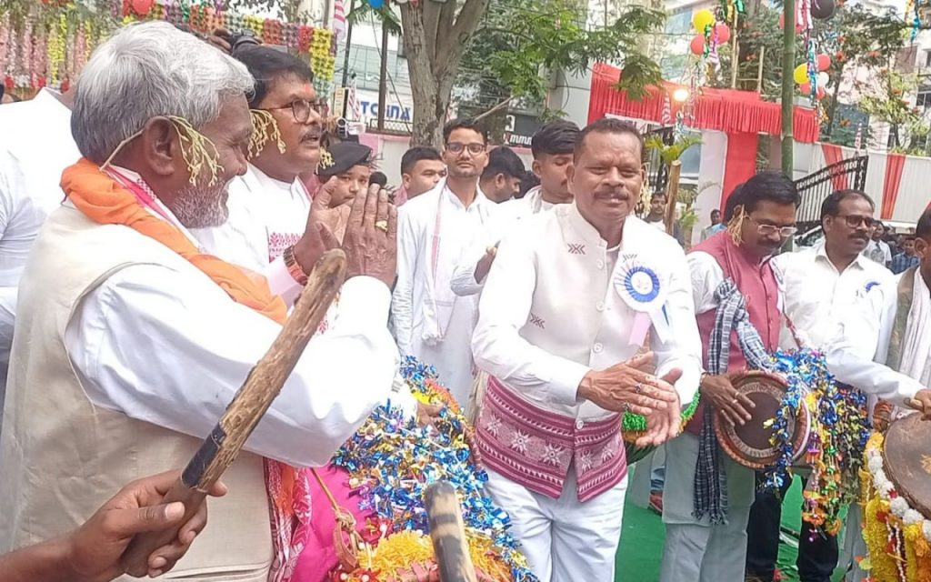 Photos: सरहुल पर आदिवासी हॉस्टल में झारखंड के सीएम चंपाई सोरेन का दिखा अलग अंदाज, आप भी देखें 1 Sarhul Puja Adivasi Hostel