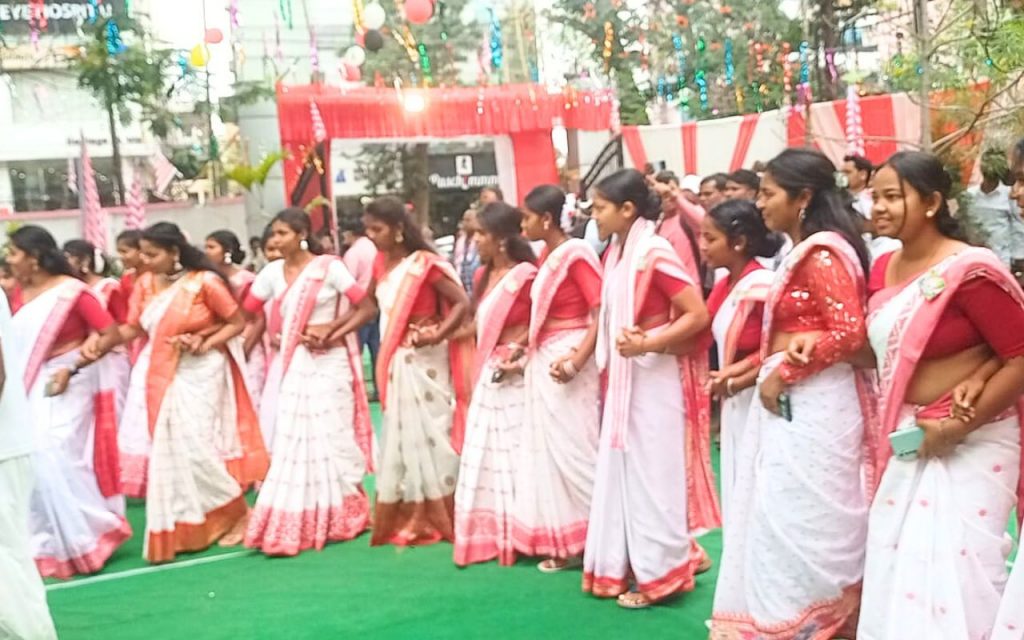 Photos: सरहुल पर आदिवासी हॉस्टल में झारखंड के सीएम चंपाई सोरेन का दिखा अलग अंदाज, आप भी देखें 4 Sarhul Puja Adivasi Hostel 3