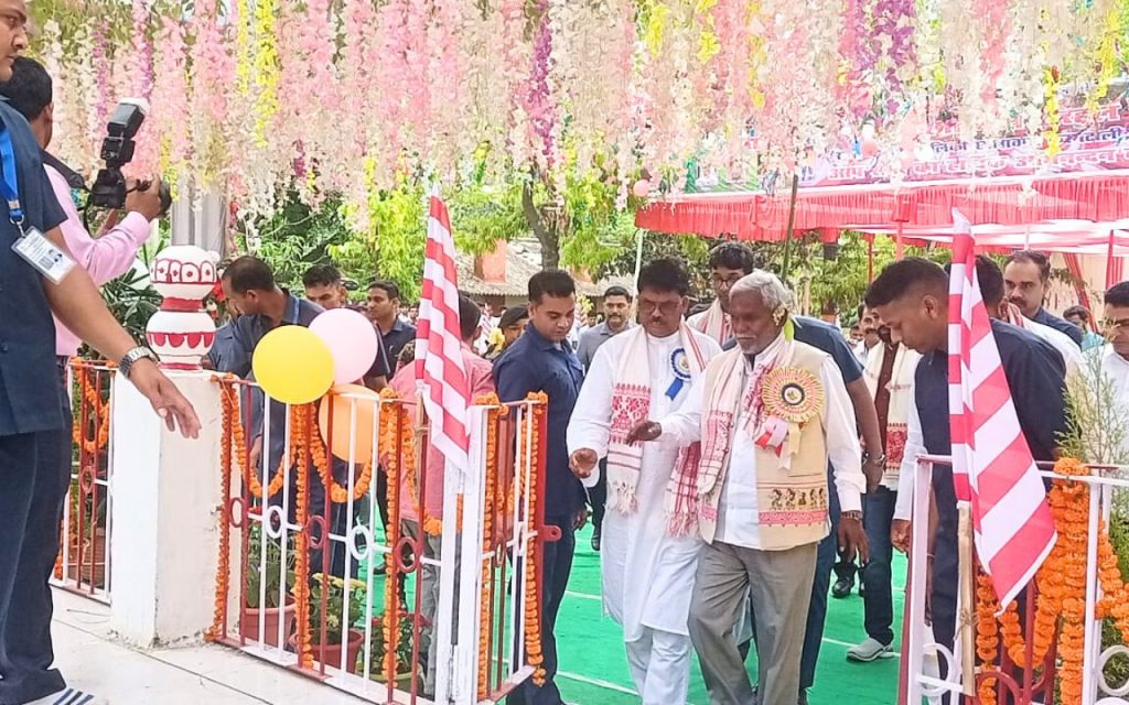 Photos: सरहुल पर आदिवासी हॉस्टल में झारखंड के सीएम चंपाई सोरेन का दिखा अलग अंदाज, आप भी देखें 5 Sarhul Puja Adivasi Hostel 4