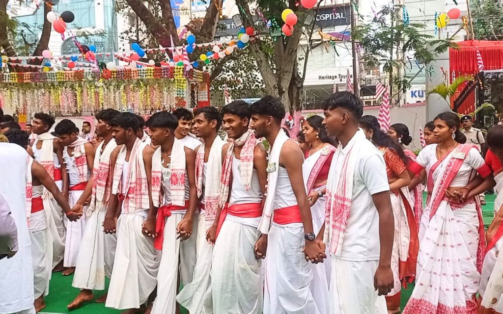 Photos: सरहुल पर आदिवासी हॉस्टल में झारखंड के सीएम चंपाई सोरेन का दिखा अलग अंदाज, आप भी देखें 6 Sarhul Puja Adivasi Hostel 5