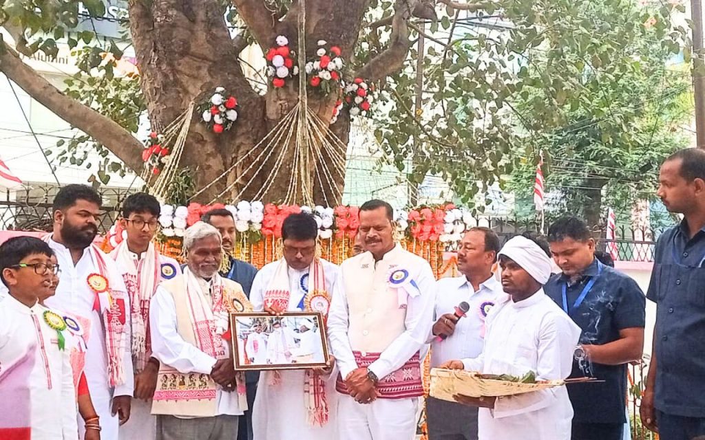 Photos: सरहुल पर आदिवासी हॉस्टल में झारखंड के सीएम चंपाई सोरेन का दिखा अलग अंदाज, आप भी देखें 7 Sarhul Puja Adivasi Hostel 6