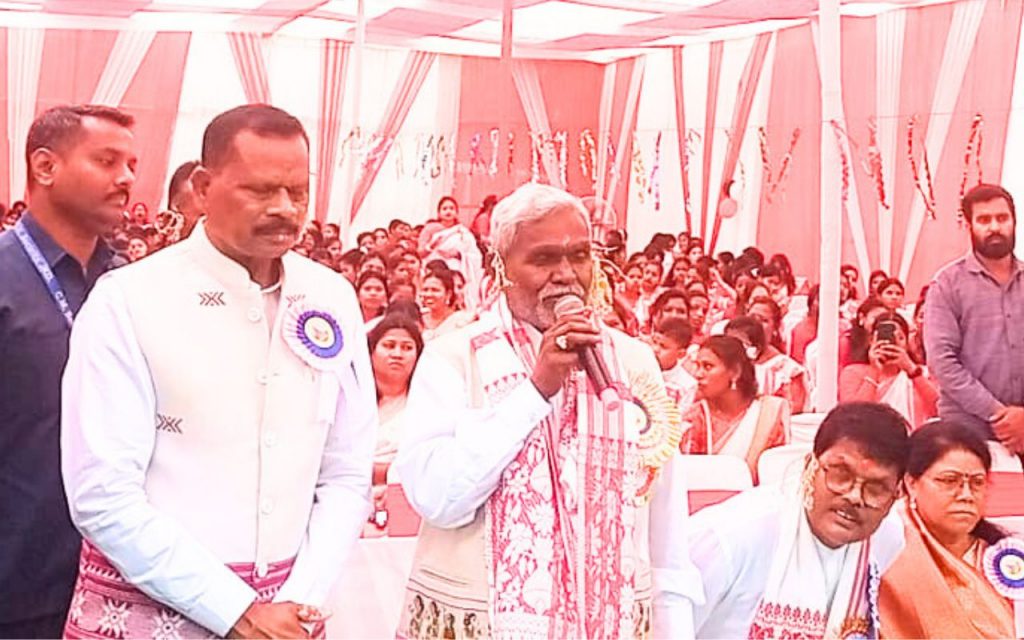 Photos: सरहुल पर आदिवासी हॉस्टल में झारखंड के सीएम चंपाई सोरेन का दिखा अलग अंदाज, आप भी देखें 8 Sarhul Puja Adivasi Hostel 7