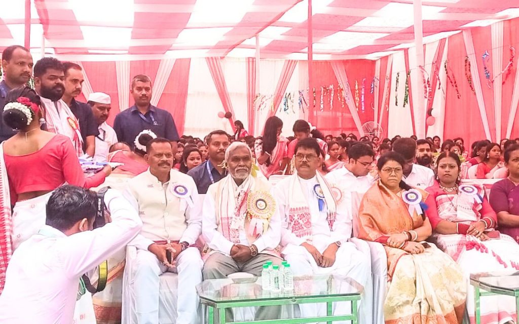 Photos: सरहुल पर आदिवासी हॉस्टल में झारखंड के सीएम चंपाई सोरेन का दिखा अलग अंदाज, आप भी देखें 9 Sarhul Puja Adivasi Hostel 8