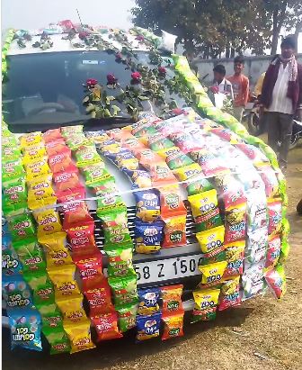 Bizarre News: दूल्हे की कार को बना दिया चिप्स-कुरकुरे की शॉप, वीडियो वायरल 2 Weding Car 1