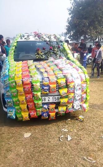 Bizarre News: दूल्हे की कार को बना दिया चिप्स-कुरकुरे की शॉप, वीडियो वायरल 3 Weding Car 3