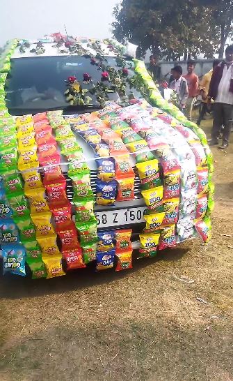 Bizarre News: दूल्हे की कार को बना दिया चिप्स-कुरकुरे की शॉप, वीडियो वायरल 1 Weding Car