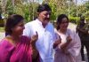 एक्ट्रेस नेहा शर्मा सिंपल लुक में अपने पिता और मां के साथ वोट डालने पहुंची