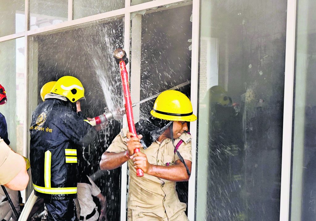 Photos: पटना संग्रहालय में वेल्डिंग के दौरान निकली चिंगारी से भड़की आग, 25 दमकल की गाड़ियों ने आग पर पाया काबू 1 08Pat 13 08052024 2
