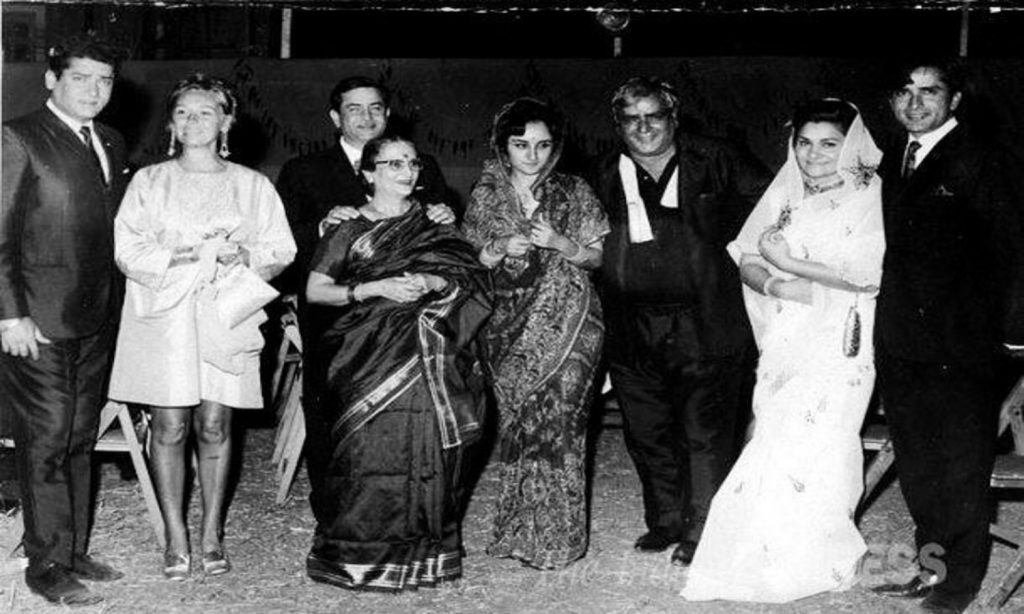 Prithviraj Kapoor Death Anniversary: गेट पर गमछा फैलाकर पैसे बटोरने से लेकर ब्लैंक चेक पर 1 रुपए की रकम भरने तक का सफर, जानें सबकुछ 3 1191075148