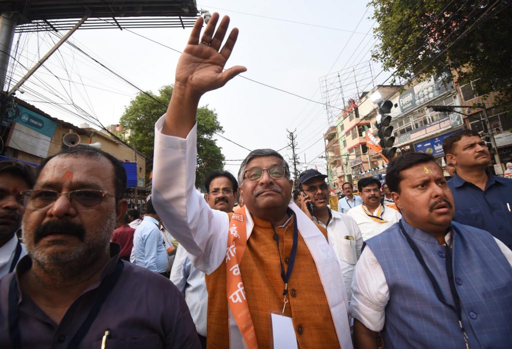 नरेंद्र मोदी के दीदार को पूजा की थाल लेकर पहुंचीं मुस्लिम महिलाएं, छोटे बच्चे भी पोस्टर ले कर रहे इंतजार, तस्वीरों में देखें पीएम का रोड शो 12 12Pat 11 12052024 2