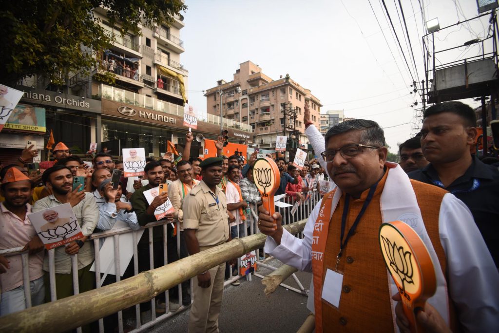 नरेंद्र मोदी के दीदार को पूजा की थाल लेकर पहुंचीं मुस्लिम महिलाएं, छोटे बच्चे भी पोस्टर ले कर रहे इंतजार, तस्वीरों में देखें पीएम का रोड शो 13 12Pat 12 12052024 2
