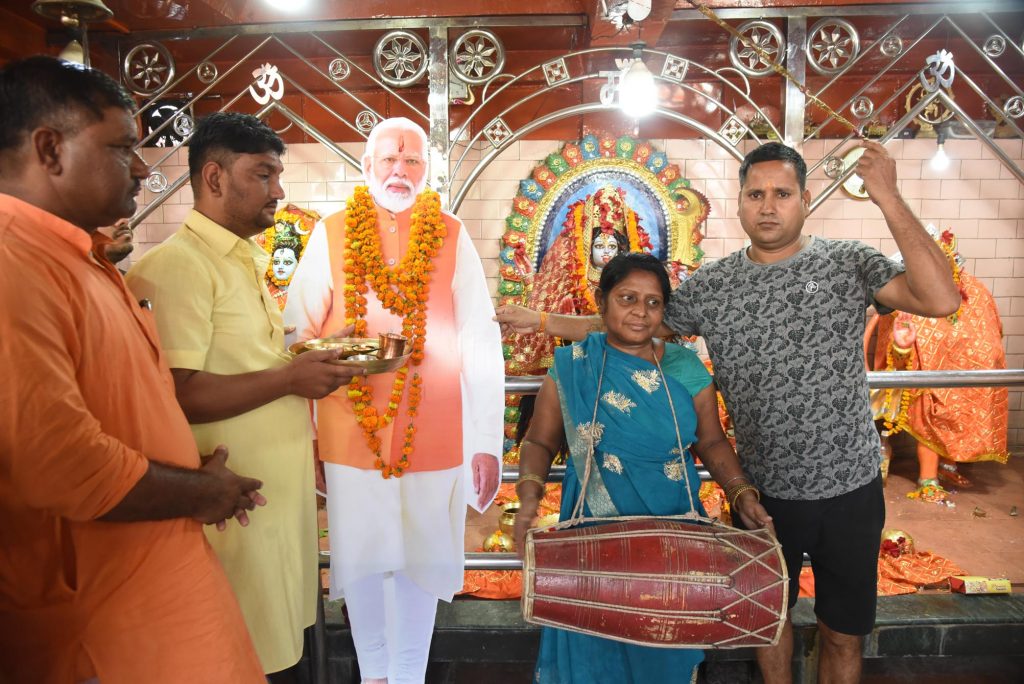 नरेंद्र मोदी के दीदार को पूजा की थाल लेकर पहुंचीं मुस्लिम महिलाएं, छोटे बच्चे भी पोस्टर ले कर रहे इंतजार, तस्वीरों में देखें पीएम का रोड शो 14 12Pat 13 12052024 2