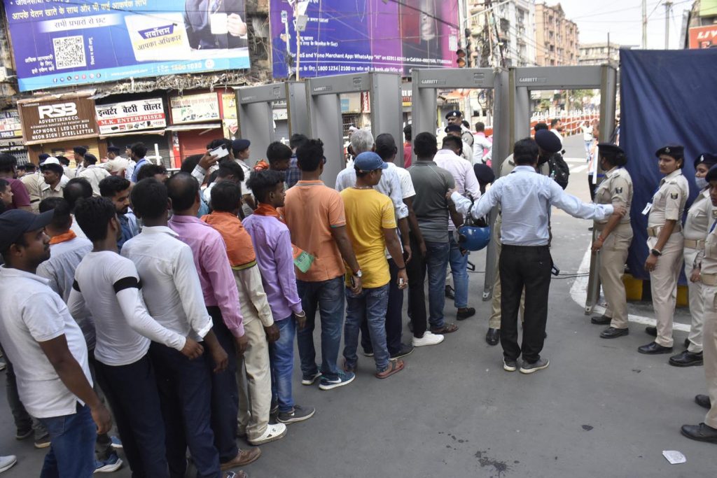 नरेंद्र मोदी के दीदार को पूजा की थाल लेकर पहुंचीं मुस्लिम महिलाएं, छोटे बच्चे भी पोस्टर ले कर रहे इंतजार, तस्वीरों में देखें पीएम का रोड शो 11 12Pat 21 12052024 2