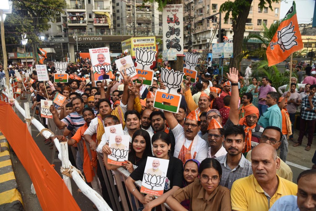 नरेंद्र मोदी के दीदार को पूजा की थाल लेकर पहुंचीं मुस्लिम महिलाएं, छोटे बच्चे भी पोस्टर ले कर रहे इंतजार, तस्वीरों में देखें पीएम का रोड शो 17 12Pat 2 12052024 2