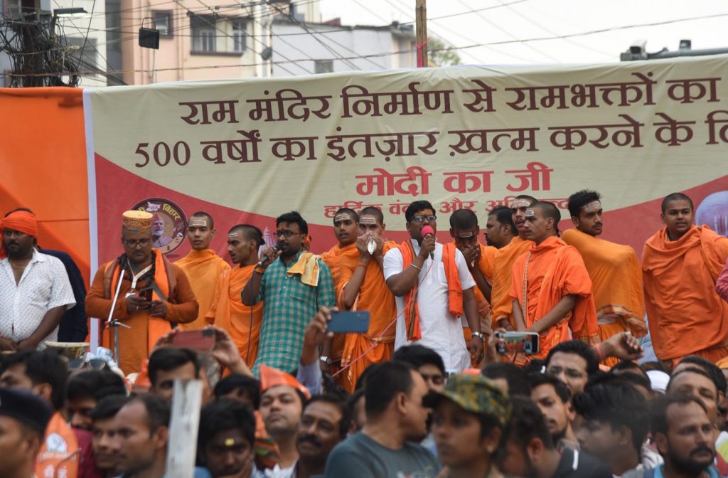 नरेंद्र मोदी के दीदार को पूजा की थाल लेकर पहुंचीं मुस्लिम महिलाएं, छोटे बच्चे भी पोस्टर ले कर रहे इंतजार, तस्वीरों में देखें पीएम का रोड शो 18 12Pat 5 12052024 2