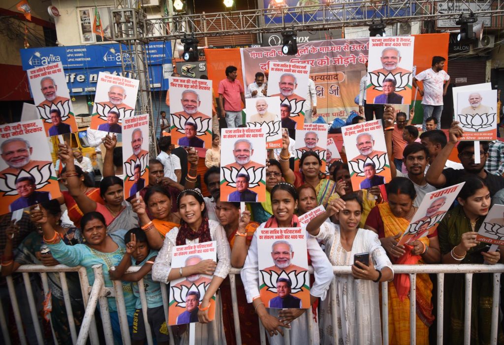 नरेंद्र मोदी के दीदार को पूजा की थाल लेकर पहुंचीं मुस्लिम महिलाएं, छोटे बच्चे भी पोस्टर ले कर रहे इंतजार, तस्वीरों में देखें पीएम का रोड शो 19 12Pat 7 12052024 2