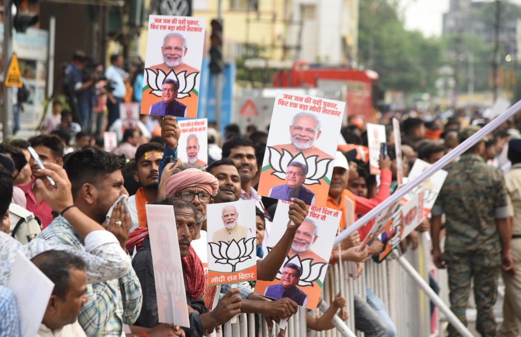 नरेंद्र मोदी के दीदार को पूजा की थाल लेकर पहुंचीं मुस्लिम महिलाएं, छोटे बच्चे भी पोस्टर ले कर रहे इंतजार, तस्वीरों में देखें पीएम का रोड शो 15 12Pat 8 12052024 2