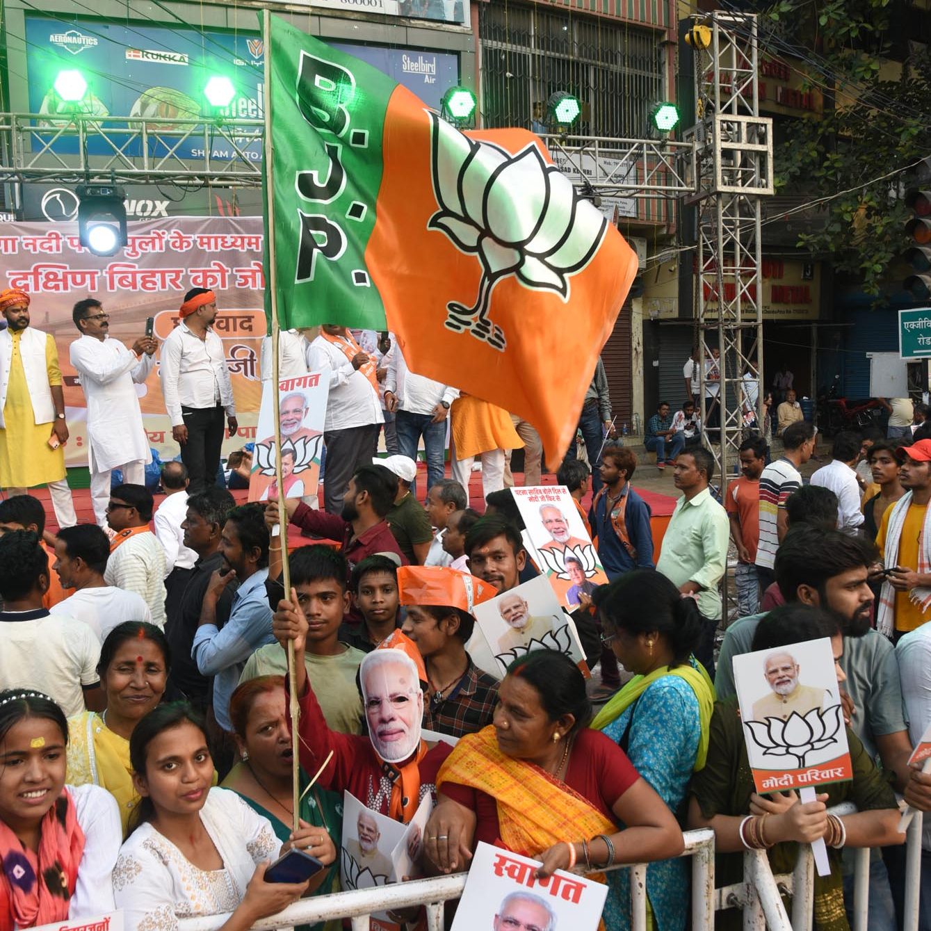नरेंद्र मोदी के दीदार को पूजा की थाल लेकर पहुंचीं मुस्लिम महिलाएं, छोटे बच्चे भी पोस्टर ले कर रहे इंतजार, तस्वीरों में देखें पीएम का रोड शो 16 12Pat 9 12052024 2 Edited