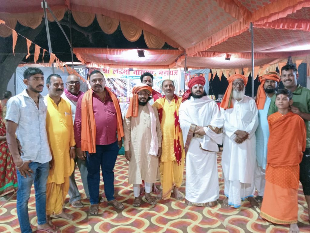 Photo: श्री लक्ष्मी नारायण महायज्ञ में देखने को मिली अनोखी झलक, श्रीराम कथा मंच पर एक साथ यज्ञाधीश, कथा वाचिका और मौलवी 1 13