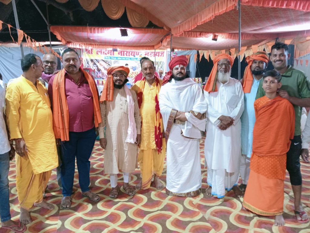 Photo: श्री लक्ष्मी नारायण महायज्ञ में देखने को मिली अनोखी झलक, श्रीराम कथा मंच पर एक साथ यज्ञाधीश, कथा वाचिका और मौलवी 2 15